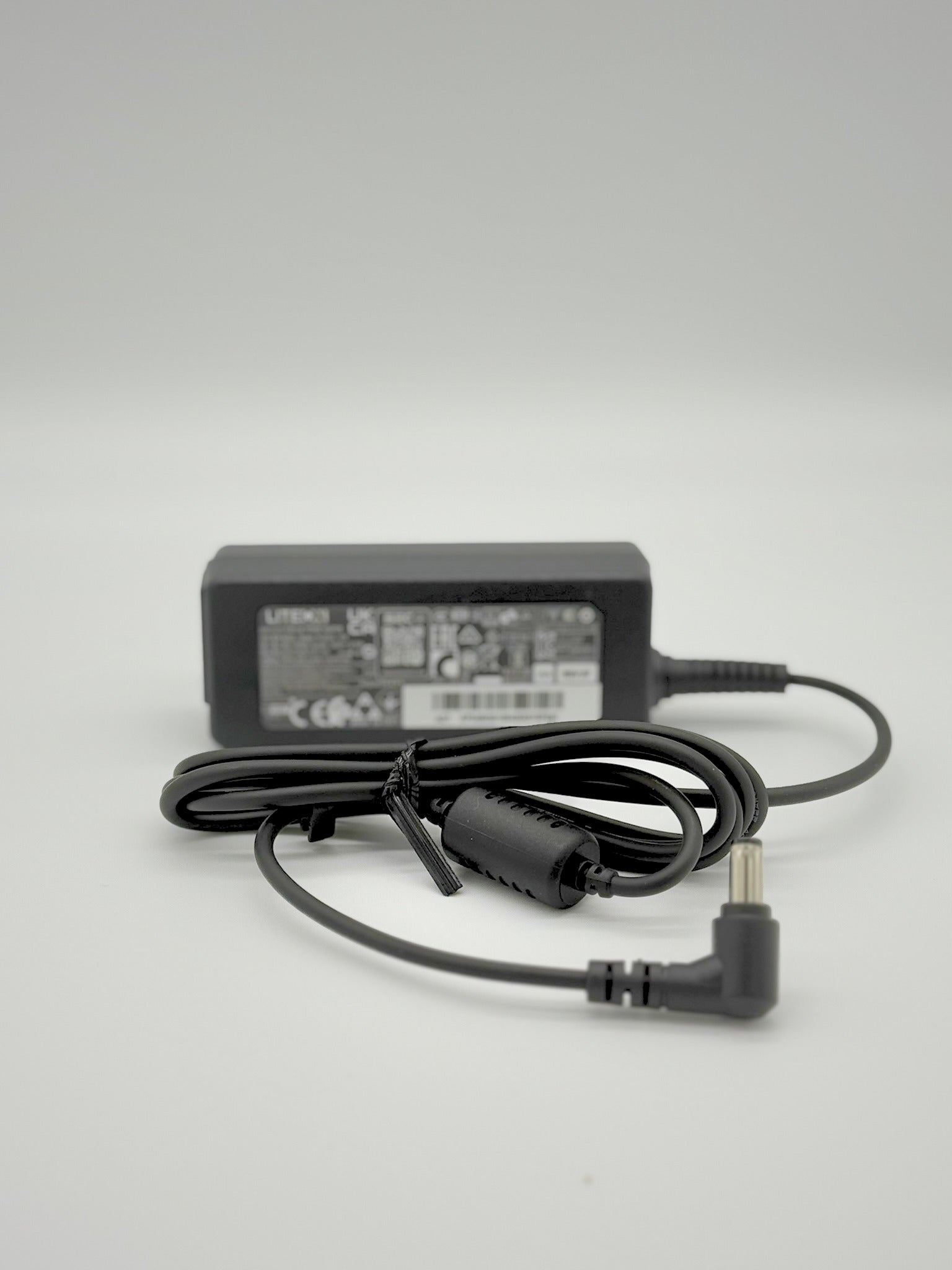 <strong>KP.04503.010</strong><br>Original Acer Netzteil - AC ADAPTOR.45W.19V.1.7x5.5x11.BLACK.3P</br>