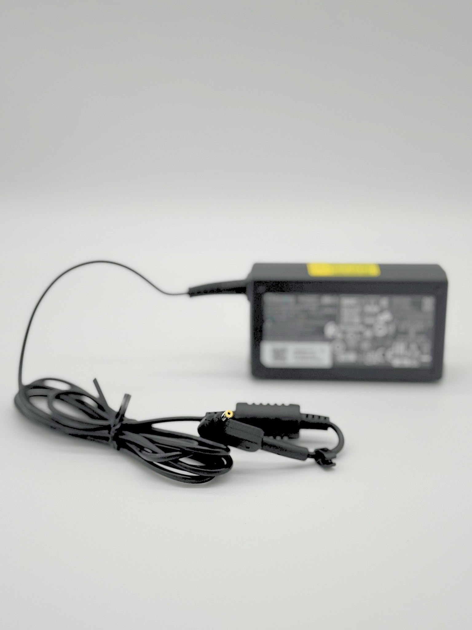 <strong>KP.0650H.023</strong><br>Original Acer Netzteil - ADAPTER.AC.65W.1.1x3.0x7.7.BLACK.19V-3.42A</br>