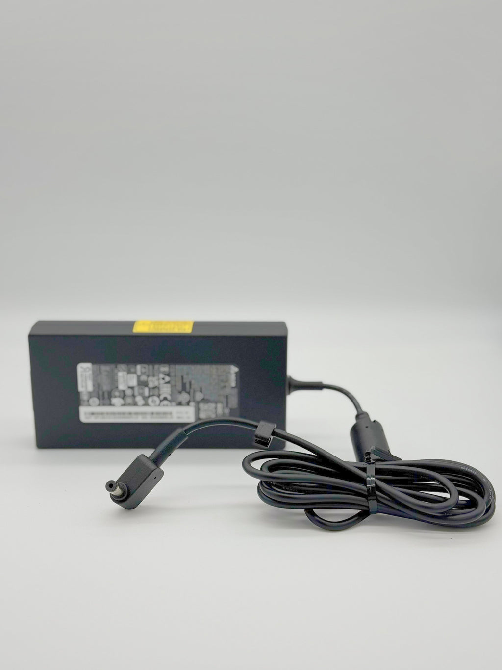 <strong>KP.13501.012</strong><br>Original Acer Netzteil - AC ADAPTOR.135W.19V.ORANGE</br>