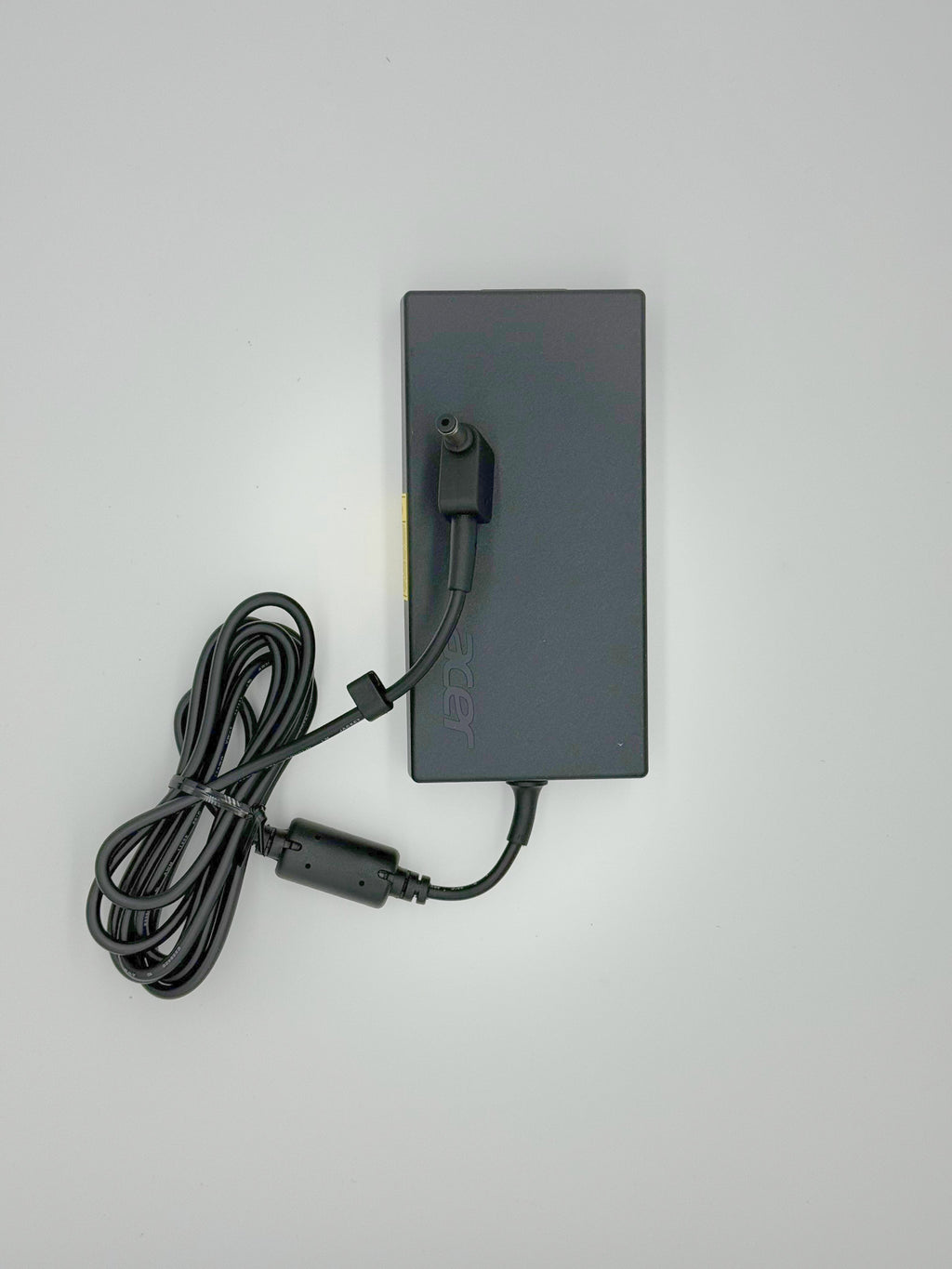 <strong>KP.13501.012</strong><br>Original Acer Netzteil - AC ADAPTOR.135W.19V.ORANGE</br>