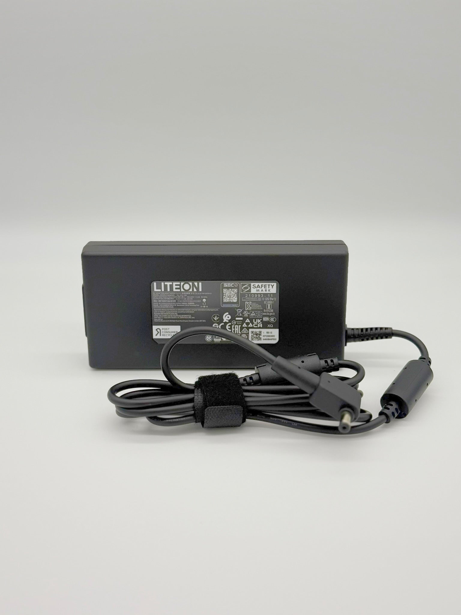<strong>KP.23003.002</strong><br>Original Acer Netzteil - ADAPTER.AC.19.5V.9.23A.180W.1.7x5.5x11.BLACK</br>