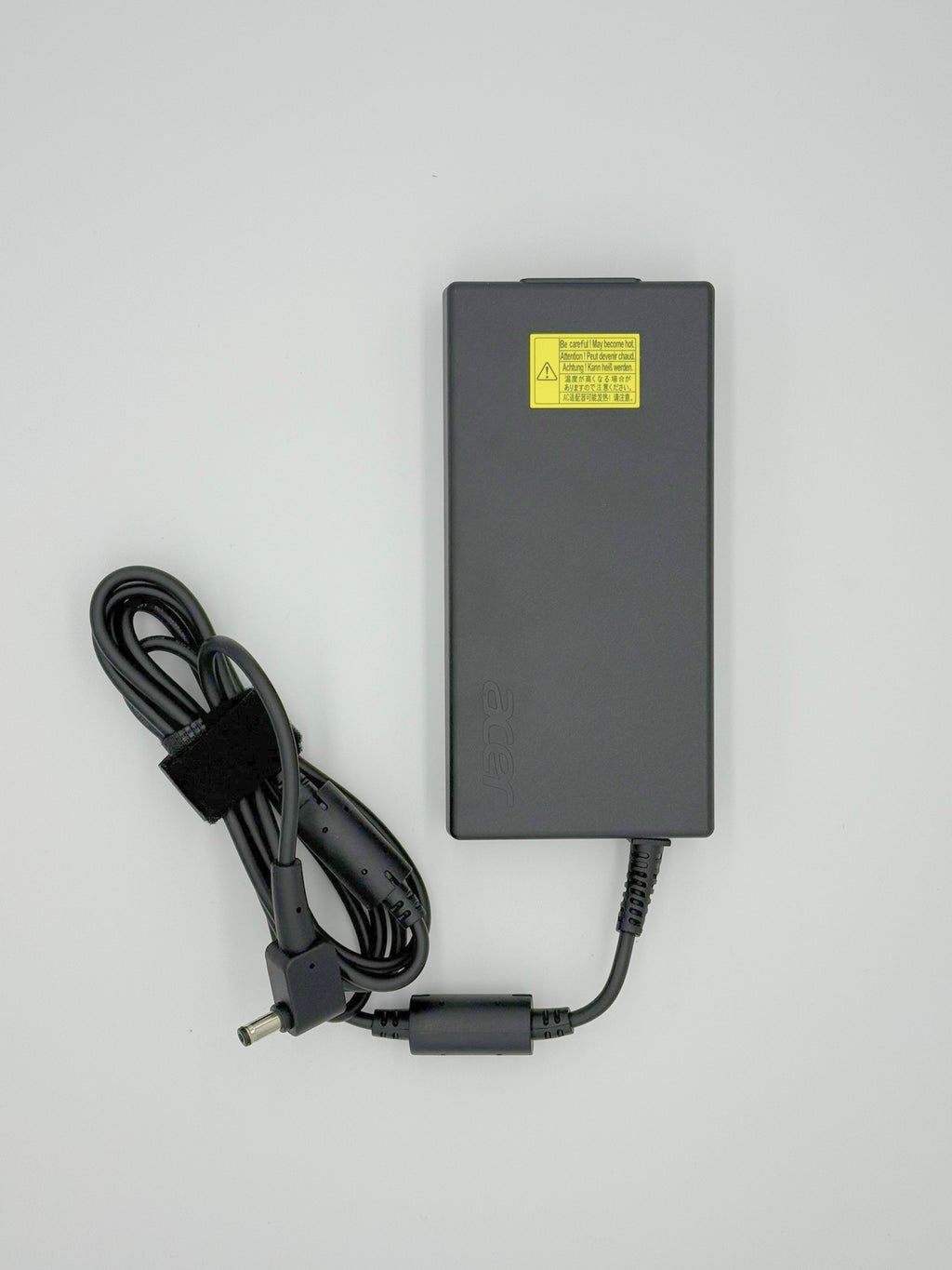 <strong>KP.23003.002</strong><br>Original Acer Netzteil - ADAPTER.AC.19.5V.9.23A.180W.1.7x5.5x11.BLACK</br>